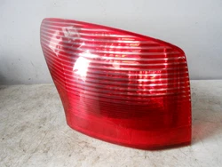 Pour PEUGEOT 407 SW. vend un feu arrière avec platine.