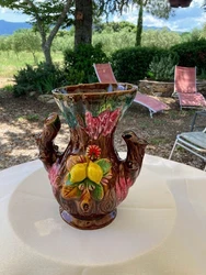 Vase Vallauris, 26 cm de hauteur, et 50 cm de diamètre le plus large avec les anses. Décor darbre, de fruits et...