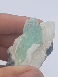 Cristal dapophylite verte sur gangue provenant de Poonah en Inde.