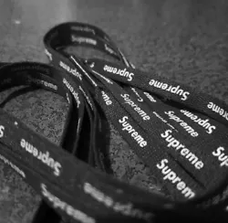 supreme black laces shoelaces Nike Air Force One. Paire de lacets noirs ( = 2 lacets).Service de livraison : Lettre...