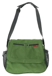 Function never looked so sleek! The Skip Hop VIA MESSENGER is an amazingly organized and functional diaper bag with a...