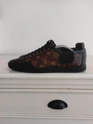 BASKETS LOUIS VUITTON  SLALOM MONOGRAM  CUIR NOIR / MONOGRAM POINTURE 8.5/42.5 EXCELLENT ETAT  DUSTBAGS