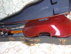 The violin bow is stamped“Cuniot-Hury” it’s also stamped“ France”. It’s a strong, straight stick carved...