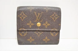 Composition : toile enduite monogram. Largeur : 1.5 cm. Hauteur : 10 cm. Longueur : 8,5 cm.