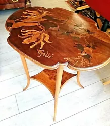 Décor fleuri. Très élégante table de milieu par Emile Gallé, école de Nancy, époque art nouveau. 06 86 76 86 04....