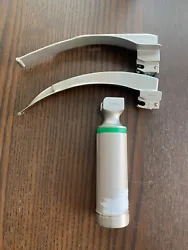 SUNMED Greenline Laryngoscope Handle and two blades. Used. Working