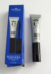 Contenance : 4 ml. Couleur noir charbon longue tenue. Couleur : Noir. Formule revitalisante. La brosse recourbe les...