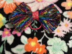 This beautiful 7-inch hair bow, made of fabric and sequin, is perfect for girls who love Jojo Siwa and the rainbow...
