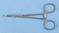 Serrated jaw provides vise like grip when hemostat is locked. Great for hobbies, arts and crafts, fly tying, sewing and...