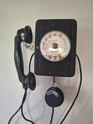 Ancien téléphone mural Ericsson, il manque le couvercle en bakélite et le micro sur le combiné.