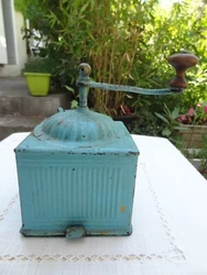 Bonnes enchères. Hauteur (au niveau du bouton doré) : 17 cm environ - Base carrée : 11,5 cm.