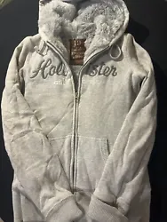 Hollister Zip Up Hoodie Lined with Fur Y2K Vintage Gray Size S small. In excellent used condition. It’s a very warm...