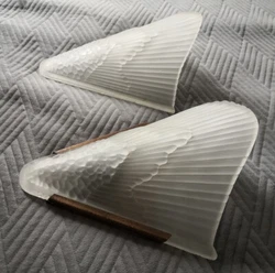 En Verre Epais et Opaque. ANCIENNE PAIRE dAPPLIQUES MURALES. (juste quelques TRES LEGERS sauts de verre sur les...