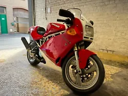 Ducati 750 SS en très bon état. Tout juste révisée. Factures à lappuie. Moto très saine. Cadre blanc et jantes...
