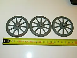 3 roues GRANDE TAILLE anciennes et véritables tôle diamètre 7,8 cm avec systémie de fixation de lembiellage.