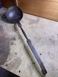 Bonjour vendRare ancien ustensile de cuisine Grande louche forgé. Identique aux photos Dimensions voir photos...