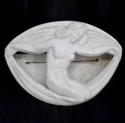 Applique Art déco en plâtre à la sirène 1930 de dimension 26 cm par 40 cm pour une profondeur de 15 cm.