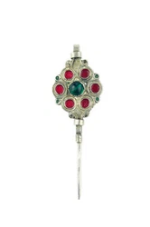 Ancien pendentif fibule aux motifs berbères. Une réalisation manuelle faite dans la pure tradition de l’artisanat...