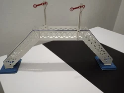 passerelle n°2 avec semaphore train hornby avec boîte photo de la boîte avec ces défaut.