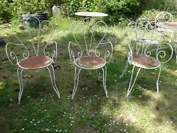 Ancienne chaise fauteuil en fer forgé blanc. vendue a l unité disponible 3 chaises fauteuil identique avec repose...