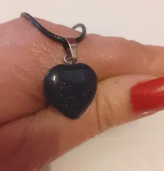 collier pierre naturelle cœur bleu nuit pailleté porte bonheur bijoux fantaisie cœur ras du cou tres léger