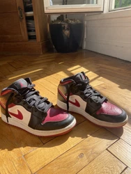 Baskets homme/ Femme// Nike Air Jordan 1 mid 554725 079 Blanc Noir Rouge. Très bonne état, bien entretenue.