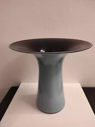 Grand vase en verre à triple enveloppe (noir, blanc, bleu). Très bonne condition. Le verre est parfait. Mesures :...