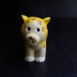 Matières : résine. Couleurs : jaune rouge noir. Motif animalier. PN accompagne des collectionneurs dans le monde...