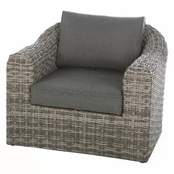 Créez un lieu convivial et élégant avec ce fauteuil au design sobre et raffinée. Sa matière en résine tressée...