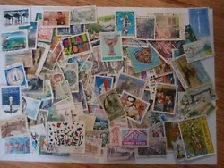 100 timbres oblitérés tous différents.