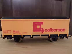 Wagon couvert à 2 essieux, SNCF, CALBERSON. Wagon en bon état, quelques rayures sur le toit. Boite originale abimée.
