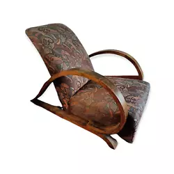 Paire de fauteuils Art Déco en tissu, les accoudoirs sont en bois courbé de couleur chêne moyen créant ainsi une...