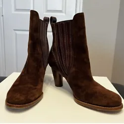 Pre-owned UGG Australia heeled brown leather and suede boots. S/N 5597.Size: 6.5Condition: in overall good condition....