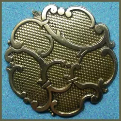 Style ROCOCO ~ BEAU RELIEF DU DESSIN -. ANCIEN BOUTON EN CUIVRE. IL FAIT 31 mm ~ ATTACHE EN BOUCLE SOUDÉE.
