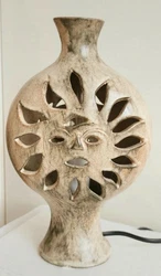 Magnifique Lampe Céramique représentant un soleil sur une face et une lune sur lautre.  Pas de signature apparente....
