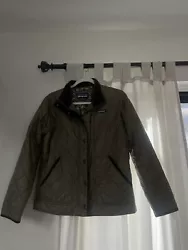 patagonia jacket womens medium. in great condition only warning about twice !