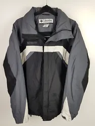 Black in colour, regular fit, hidden hood, fleece lined. COLUMBIA JACKET. Great used condition with small marks on the...