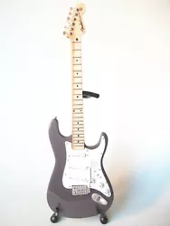 Guitare miniature de 25 cm de haut, véritable réplique de la Fender Stratocaster pewter (etain), du guitariste Eric...
