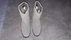 The faux fur lining is smooth and clean. Rarely used, these boots are in pristine condition.