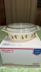 vintage pyrex casserole dish with lid. In excellent preowned condition. No chips, see pictures for details.