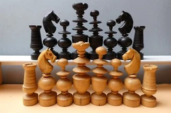 La boite est présente et d origine en sapin. le jeu est en buis naturel et teint couleur noir. Plus de photos sur...