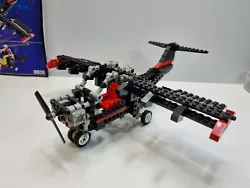 Lego Technique 8836 Avion + Notice. Quelques pieces ne sont pas de la bonne couleur comme le fauteuil ou l helice et...