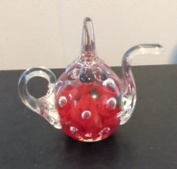 VINTAGE 1979 Joe St Clair Clear Glass Teapot Ring Holder Paperweight Red Flowers. It has minor scratches on the bottom...