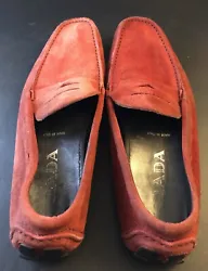 Elevate your shoe game with these stunning Prada loafers in a vibrant shade of red. These pre-owned heels are the...