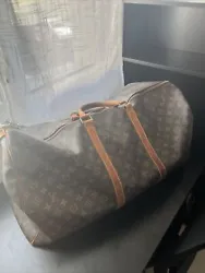 Sac Louis Vuitton Keepall 60. Le sac est en très bon état, il est très vieux et donc il comporte quand même des...