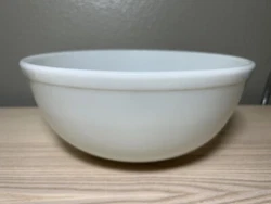 This vintage Pyrex mixing bowl is a beautiful addition to any kitchen collection. The round bowl is made of milk glass,...