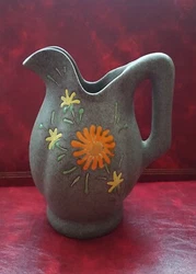Cruche en très bon état. Largeur : 16 cm.