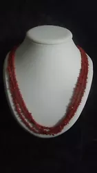 Collier en corail rouge véritable. Longueur du collier 90 centimètres.