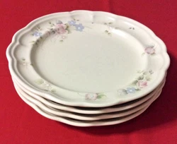 Pfaltzgraff Tea Rose Salad/Lunch Plates. Made in USA. Look like never used.