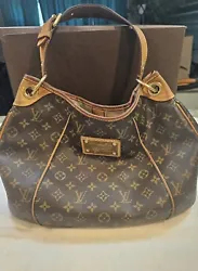 Louis Vuitton pre-loved hobo. Signs of wear and darkened patina. Some scuffs and marks on the interior. Some slight...